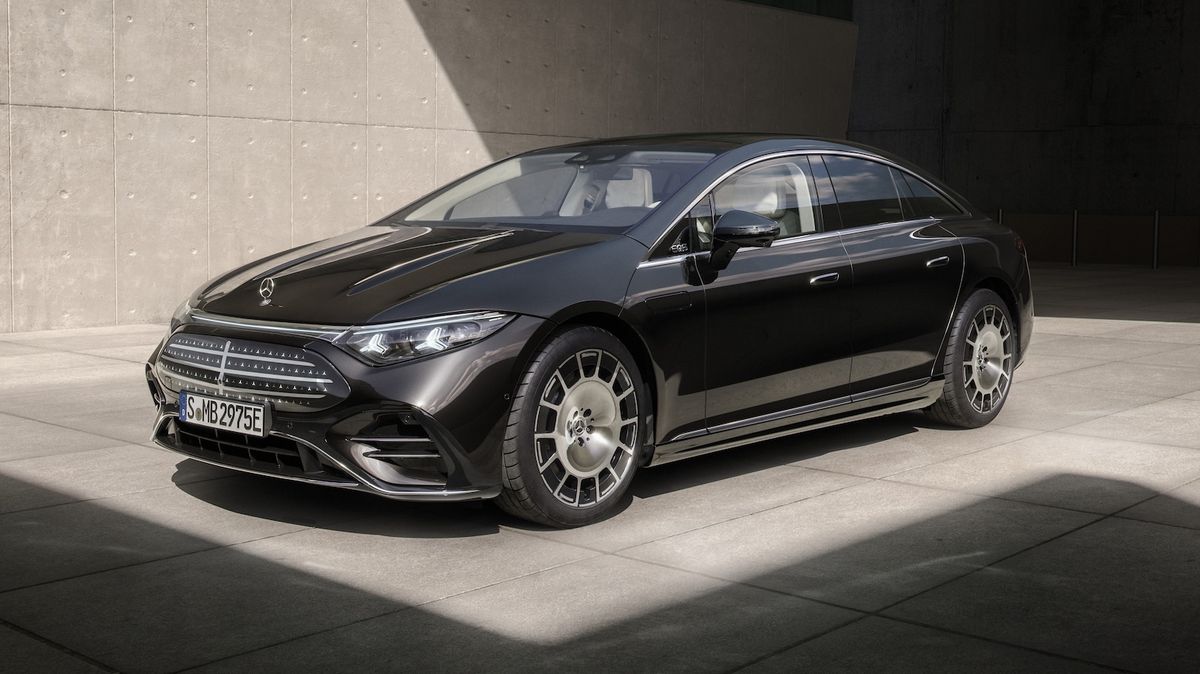 A to je celé? Mercedes se snaží zachránit svůj největší propadák, ale největší pozornost poutá podivný volant